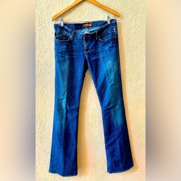 Rock & Republic Flared Jeans Size 28 Medium Wash Embroidered Logo Low Rise - Picture 1 of 8